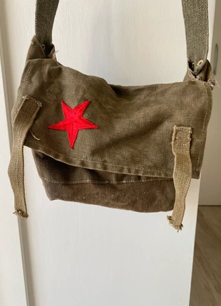 Borsa militare verde oliva a tracolla con stella rossa, staat: Heel goed, € 10,00, € 11,20 inclusief Kopersbescherming