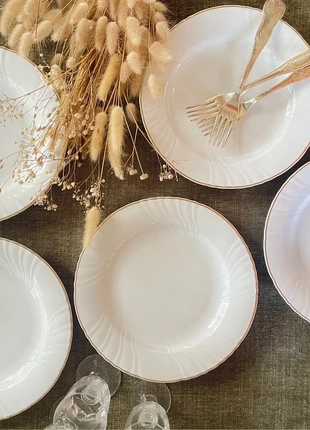 7 assiettes à dessert🌟blanches liseré doré, merk: Porcelaine francaise, staat: Heel goed, € 13,00, € 14,35 inclusief Kopersbescherming