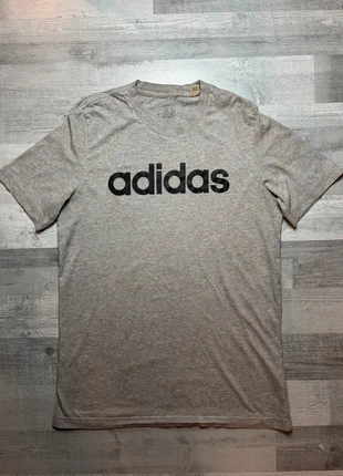 T-shirt Adidas - Gris - Taille M, marke: adidas, zustand: Zufriedenstellend, größe: M, 2,00 €, 2,80 € inklusive Vinted-Käuferschutz