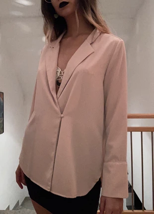 Zartrosa Bluse mit Revert , marke: H&M, zustand: Sehr gut, größe: S / 36 / 8, 4,00 €, 4,90 € inklusive Vinted-Käuferschutz