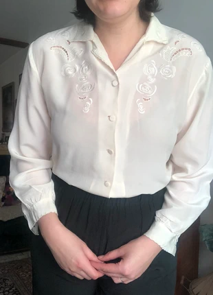 Gorgeous vintage silk blouse with hand embroidery, brand: Vintage, condizioni: Buone, taglia: L / IT 44 / EU 40, €14.00, €15.40 include la Protezione acquisti