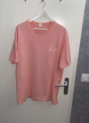 T shirt Uniqlo X Kaws, marca: Uniqlo, estado: Novo com etiquetas, tamanho: XL, €15.50, €16.98 inclui Proteção do Comprador