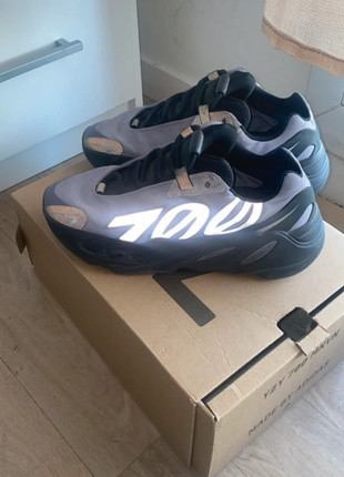 Yeezy 700 mnvn, marke: Yeezy, zustand: Sehr gut, größe: 37, 50,00 €, 53,20 € inklusive Vinted-Käuferschutz