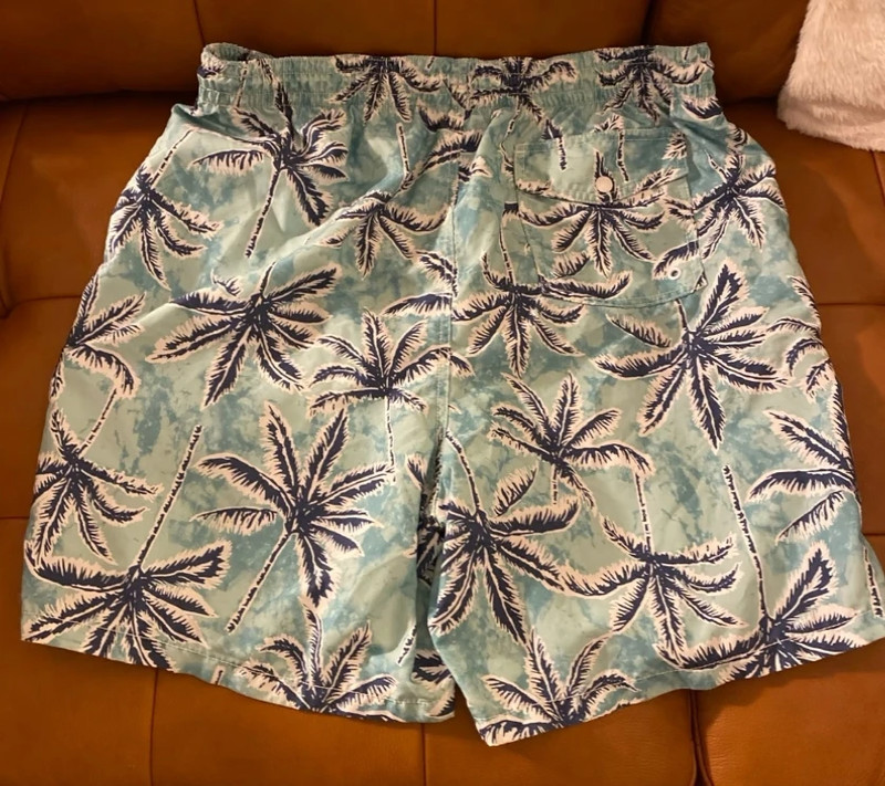 Excellent preowned condition Old Navy men’s swimsuit size XL 2