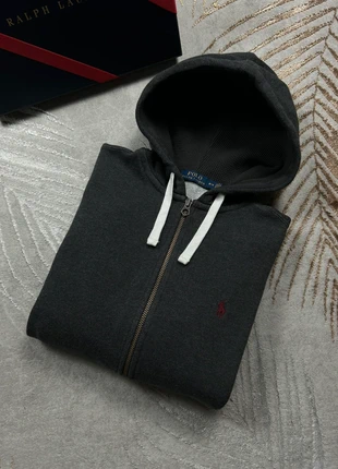 Gilet à capuche Ralph Lauren gris foncé logo brodé bordeaux, brand: Ralph Lauren, condizioni: Ottime, taglia: M, €65.00, €68.95 include la Protezione acquisti Pro
