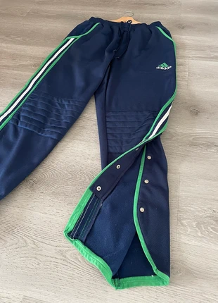 jogging à pression bleu marine et vert Adidas, staat: Heel goed, maat: M, € 24,00, € 25,90 inclusief Kopersbescherming