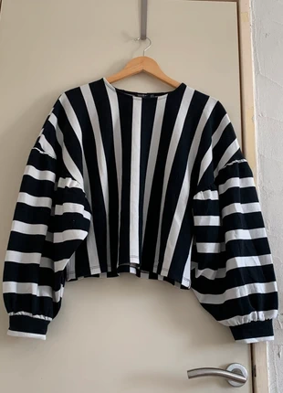 Haut manches longues et bouffantes bershka rayé bleu marine et blanc taille M, très bon état, marque: Bershka, état: Très bon état, taille: M / 38 / 10, 4,00 €, 4,90 € Protection acheteurs incluse