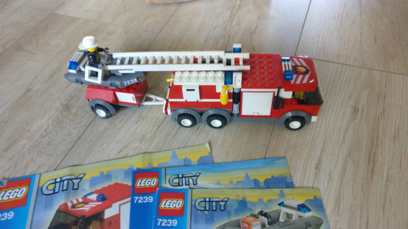 Le camion de pompiers LEGO® City (7239)