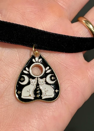 Sale 🖤 Choker Gotico Wicca con Ciondolo Planchette Smaltato e Gatti Speculari, brand: wicca, condizioni: Nuovo senza cartellino, €13.00, €14.35 include la Protezione acquisti