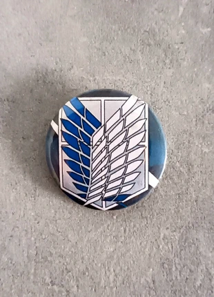 Badge Attack on Titan AOT Anime, marke: Titan, zustand: Sehr gut, 2,00 €, 2,80 € inklusive Vinted-Käuferschutz