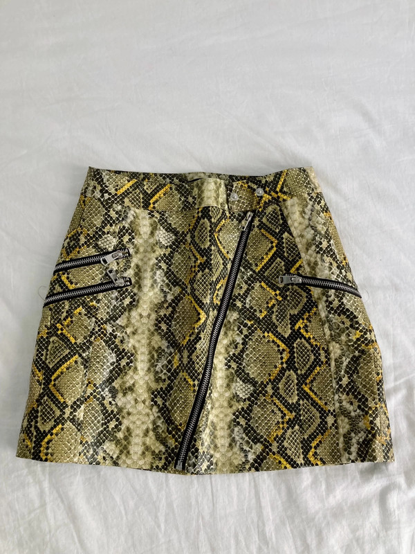 Mini falda piel serpiente en amarillo de - Vinted