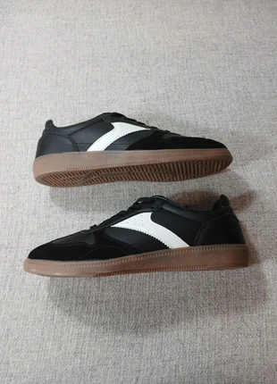 Baskets noires et blanches Bristol semelle gomme Taille 41, marque: Bristol, état: Très bon état, taille: 41, 18,00 €, 19,60 € Protection acheteurs (Pro) incluse