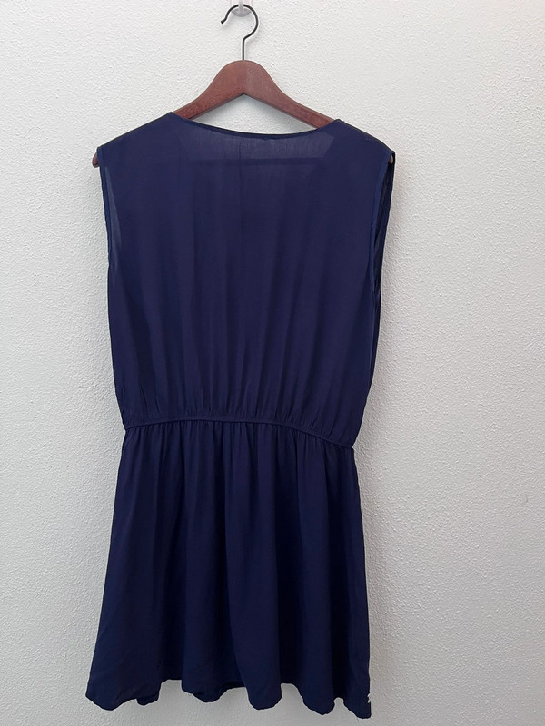 Vestido azul marino con bordados 5