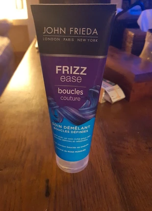 Soin démêlant boucles, marque: John Frieda, état: Neuf avec étiquette, 5,00 €, 5,95 € Protection acheteurs incluse
