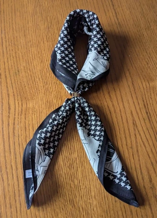 Foulard carré velvet 65*65cm noir blanc, merk: Coton, staat: Heel goed, € 9,00, € 10,15 inclusief Kopersbescherming