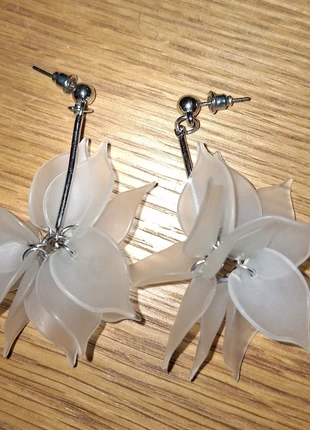 White flower earrings, brand: Source Unknown, condition: Very good, £1.00, £1.75 includes Buyer Protection