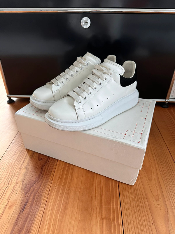 Alexander McQueen Sneaker weiB schwarz 43