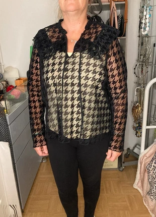 Blouse manches longues transparente noire à motifs taille 42 en très bon état, staat: Heel goed, maat: XL / 42 / 14, € 8,00, € 9,10 inclusief Kopersbescherming