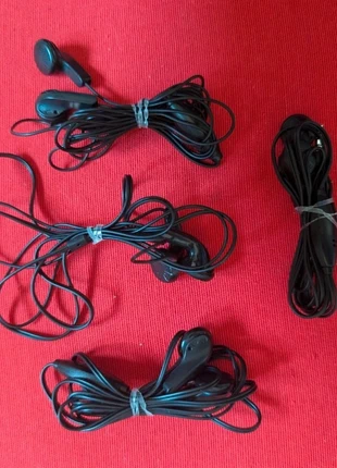 Lot 4 paires d'écouteurs filaires, merk: Noir, staat: Heel goed, € 10,00, € 11,20 inclusief Kopersbescherming