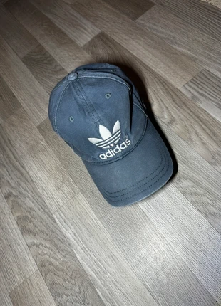 Casquette Adidas cap grise chile62 vintage logo brodée, marke: adidas, zustand: Sehr gut, größe: Einheitsgröße, 10,00 €, 11,20 € inklusive Vinted-Käuferschutz