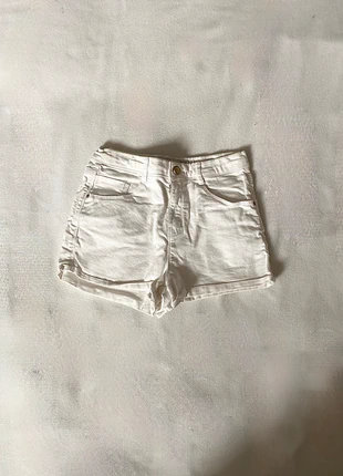 Short en jean blanc court, marque: Zara, état: Bon état, taille: XS / 34 / 6, 2,00 €, 2,80 € Protection acheteurs incluse