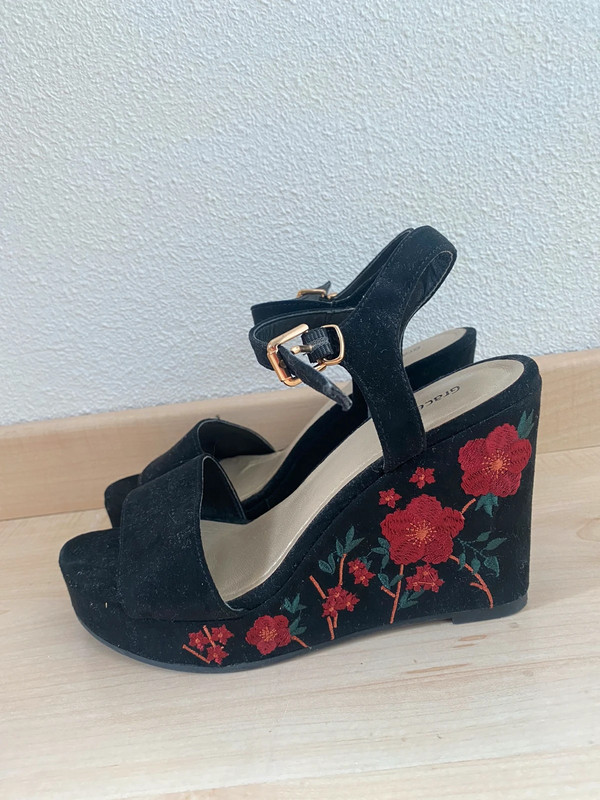 Mooie zwarte sleehakken met bloemen Vinted