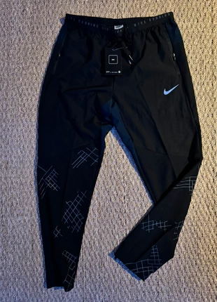 Jogging Nike Running Division Noir M Neuf avec Étiquettes Réfléchissant hybrid, brand: Nike, condition: New with tags, size: M, €35.00, €37.45 includes Buyer Protection
