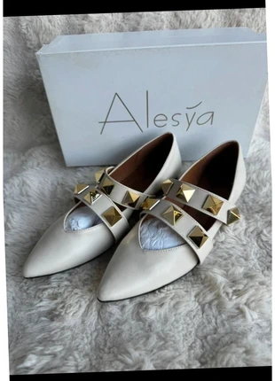 Ballerines Alesya en cuir blanc cassé  Pointure 36 Made in Italy, brand: Alesya, condizioni: Nuovo senza cartellino, taglia: 36, €15.00, €16.45 include la Protezione acquisti Pro