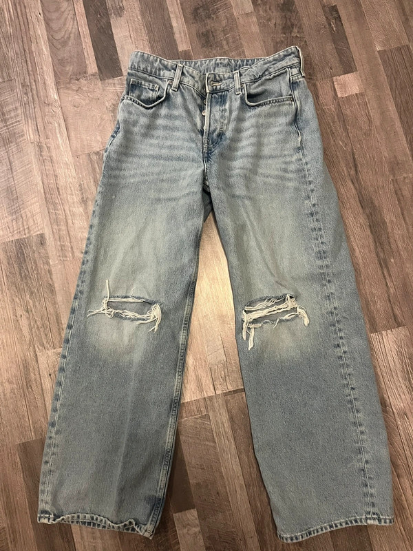 Baggy, wide Jeans. Mit Löchern 1