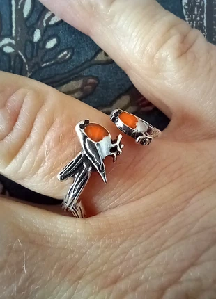 Prachtige ring met twee schattige roodborstjes op een tak., staat: Nieuw zonder prijskaartje, maat: Aanpasbaar, € 9,50, € 10,68 inclusief Kopersbescherming