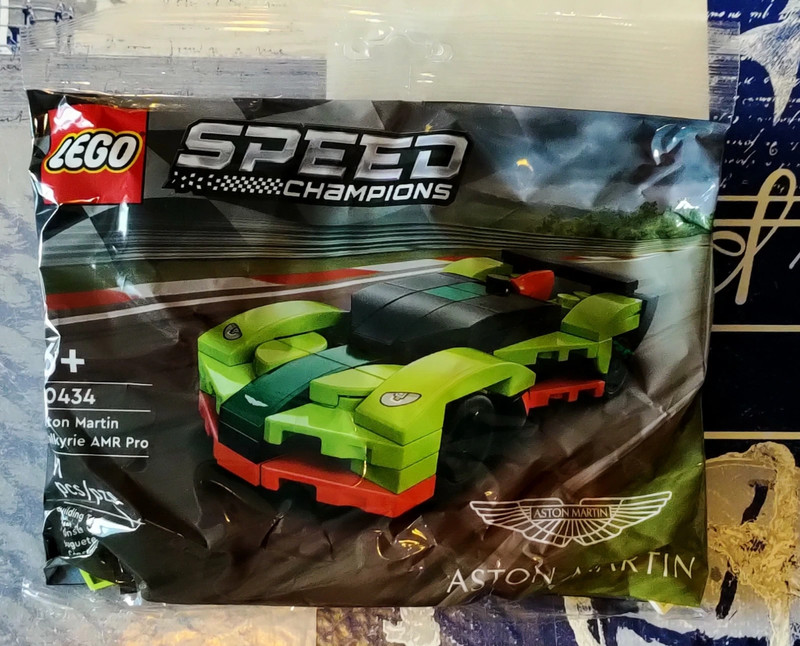 LEGO Speed Champions Aston Martin Valkyrie AMR Pro and Aston