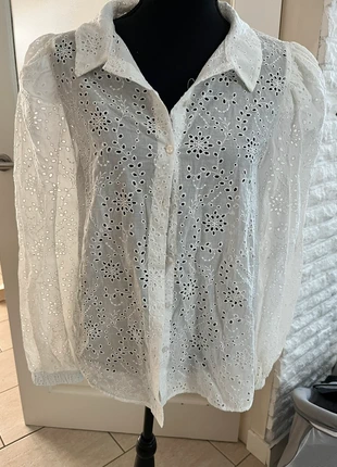 White embroidered blouse with floral eyelet details – Camaïeu, marque: Camaïeu, état: Neuf avec étiquette, taille: XL / 42 / 14, 5,50 €, 6,48 € Protection acheteurs incluse