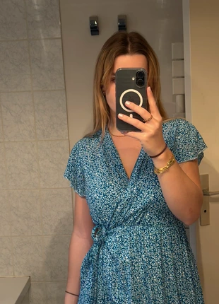 Robe bleue fleurie, marque: pas de marque, état: Très bon état, taille: S / 36 / 8, 1,50 €, 2,28 € Protection acheteurs incluse