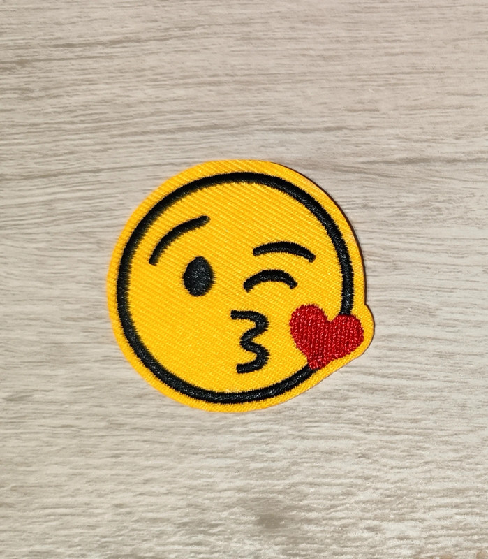 Patch écusson thermocollant emoji qui fait un bisou 1