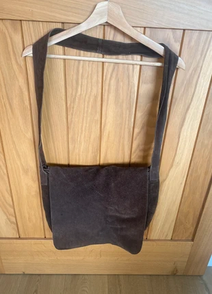 Brown Satchel. Ante marrón. Daim marron. Bolso bandolera 34x30 cms. Unisex, staat: Heel goed, € 15,00, € 16,45 inclusief Kopersbescherming