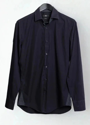 Chemise noire Hugo Boss – Détails à pois – Taille M, marque: Hugo Boss, état: Très bon état, taille: M, 35,00 €, 37,45 € Protection acheteurs incluse