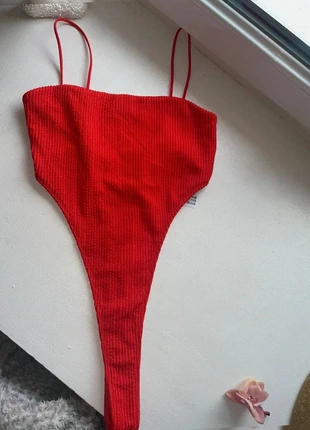 Body rouge - neuf jamais porté, brand: Bershka, condizioni: Nuovo senza cartellino, taglia: XS / IT 38 / EU 34, €6.50, €7.53 include la Protezione acquisti