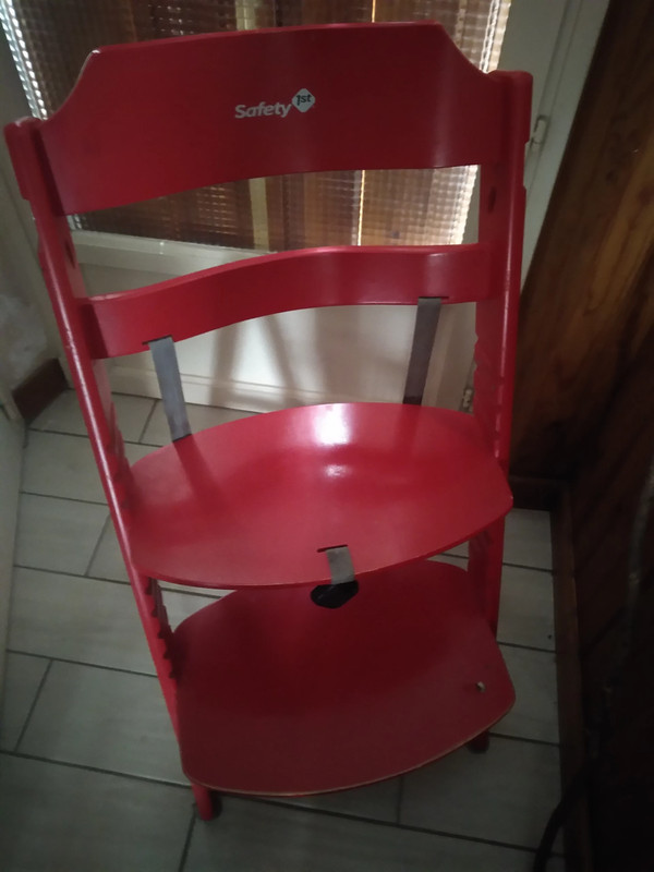 chaise haute bébé évolutive en bois rouge