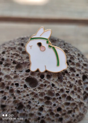 Pin's Lapin Blanc au bandeau Vert, marque: Rabbit, état: Très bon état, 3,40 €, 4,27 € Protection acheteurs incluse