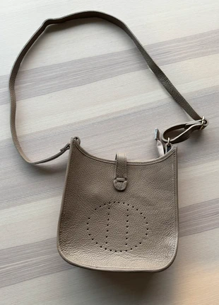Sac bandoulière en cuir taupe neuf tendance, état: Neuf sans étiquette, 20,00 €, 21,70 € Protection acheteurs incluse