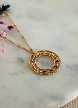 Collier doré pendentif rond à motifs losanges, étoile et strass bleus - Acier Inoxydable, marque: Boutique Parisienne, état: Très bon état, 19,00 €, 20,65 € Protection acheteurs (Pro) incluse