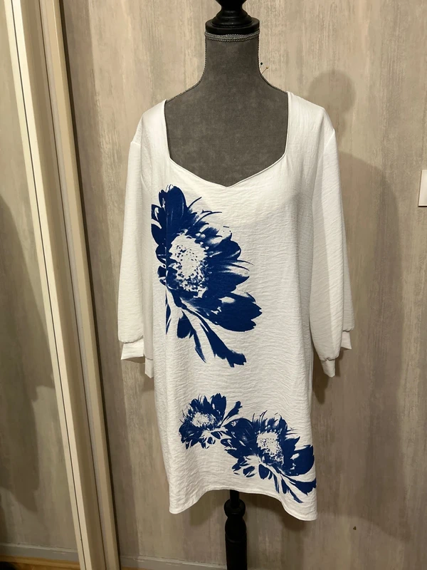 Tunique blanche et bleu