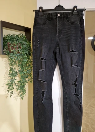 Jeans neri 38 eur elasticizzati con strappi H&M, brand: H&M, condizioni: Ottime, taglia: M / IT 42 / EU 38, €6.90, €7.95 include la Protezione acquisti