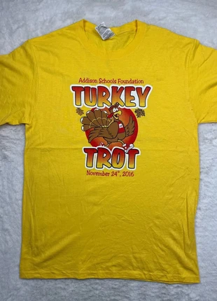 2235. T-shirt Turkey Trot Addison Schools 2016 M jaune – USA vintage, marca: Jerzees, estado: Muito bom, tamanho: M, €10.00, €11.20 inclui Proteção do Comprador