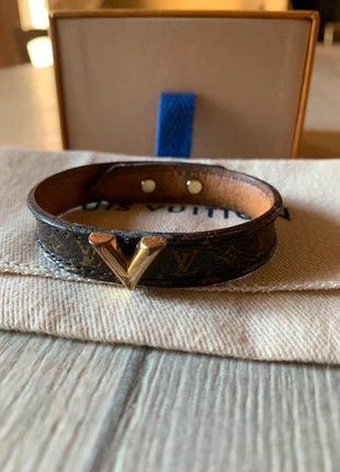 Superbe bracelet V essential Louis Vuitton, brand: Louis Vuitton, condition: Good, €100.00, €105.70 includes Buyer Protection