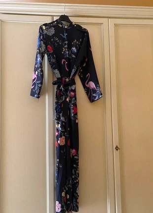 Vestito a maniche lunghe con stampa floreale e fenicotteri rosa su sfondo nero., marque: Nero, état: Neuf sans étiquette, taille: Taille unique, 49,00 €, 52,15 € Protection acheteurs incluse