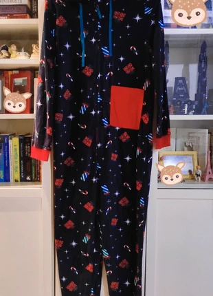 Onesie pyjama combinaison 1 pièce Noël cadeaux et sucre d’orge Taille M/L ado jusqu’à 1m70, merk: Esmara, staat: Heel goed, maat: 15 jaar / 170 cm, € 5,00, € 5,95 inclusief Kopersbescherming