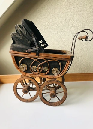 Vintage kleine poppenwagentje van hout en smeedijzer met stoffen kap, merk: Vintage Love, staat: Goed, € 12,00, € 13,30 inclusief Kopersbescherming