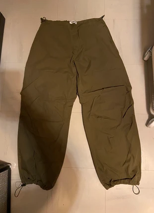 pantalon parachute vert kaki, marque: Pull & Bear, état: Très bon état, taille: M / 38 / 10, 10,00 €, 11,20 € Protection acheteurs incluse
