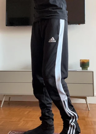 Jogging Adidas noir S – bandes blanches – zips aux chevilles, marque: adidas, état: Bon état, taille: S, 5,00 €, 5,95 € Protection acheteurs incluse